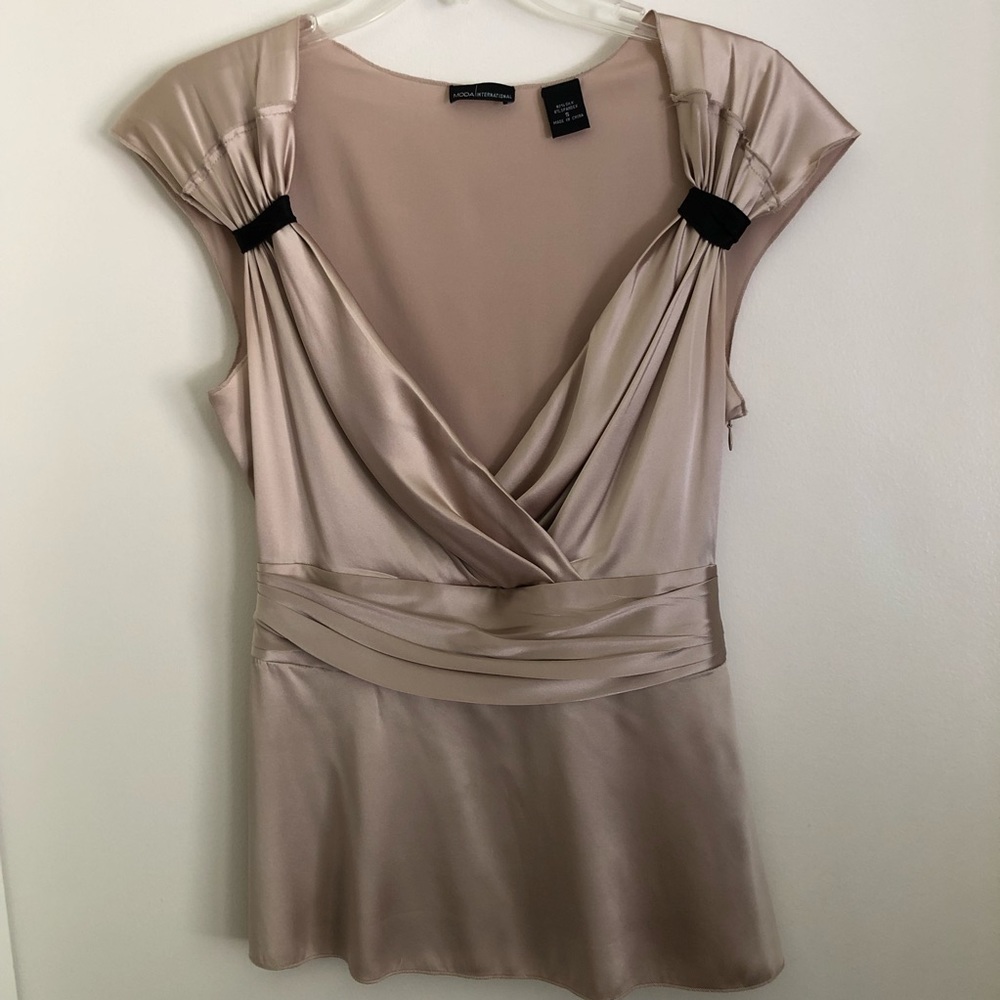 EUC!!! Silk, tan/black vneck blouse, size S.